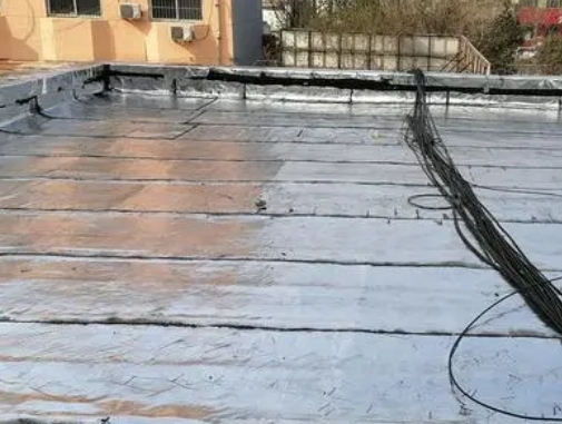 望江卫生间漏水维修公司分享下望江屋面楼顶防水刚性防水层施工要点。
